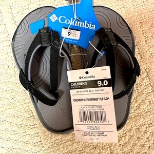 Boys Columbia flip flops. Size 9